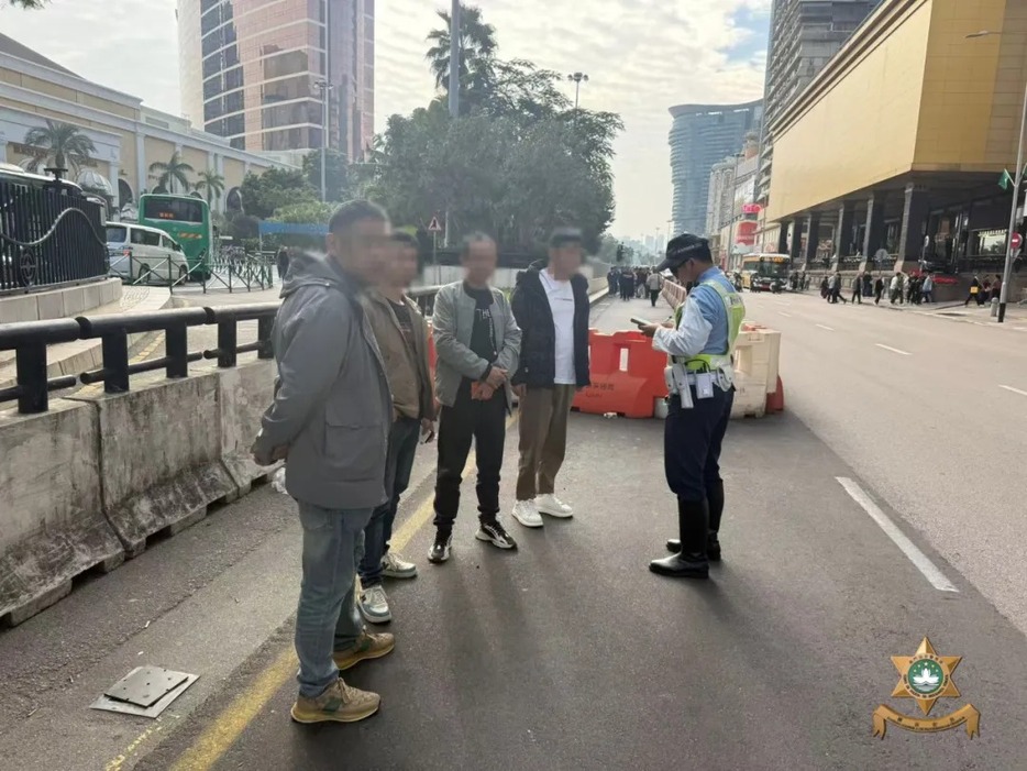 マカオ治安警察局が実施した歩行者の道路横断違反に対する取り締まりの様子＝マカオ半島・友誼大馬路付近（写真：マカオ治安警察局）