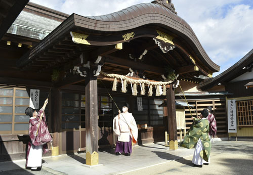 【すす払いをする宮﨑宮司（左から2人目）ら＝津市藤方の結城神社で】