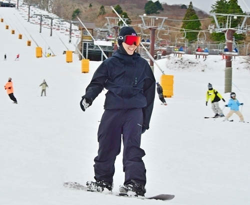 今季の初滑りを楽しむ来場者＝鳥取県大山町大山、だいせんホワイトリゾート