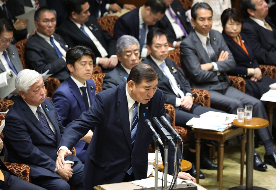 参院予算委員会で答弁する石破茂首相＝１３日午前、国会内