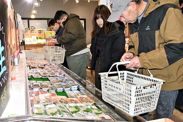 新鮮な海の幸を求めて訪れた買い物客でにぎわうさかた海鮮市場＝酒田市