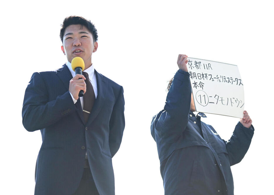 京都競馬場でトークショーを行い、朝日杯FSの予想をする阪神石井（撮影・和賀正仁）