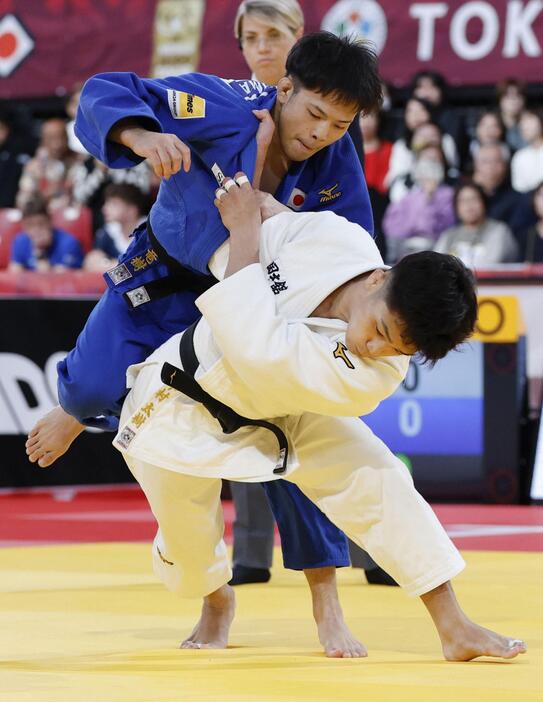 男子60キロ級決勝　永山竜樹（上）を破って優勝した中村太樹＝東京体育館