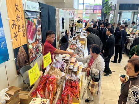 久米島みそなどの特産品を買い求める来場者=6日午前10時18分、那覇市久茂地のタイムスビル