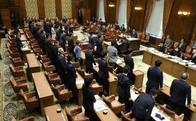 衆院政治改革特別委員会で、野党7党が提出した、すべての政治団体の政策活動費を廃止する政治資金規正法改正案が可決された=2024年12月17日午後0時56分、岩下毅撮影