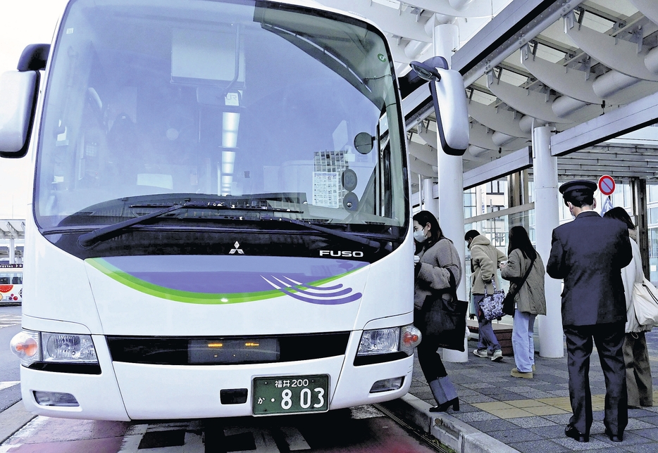 運行を再開した「京都・大阪線」のバスに乗り込む利用客ら（福井市で）