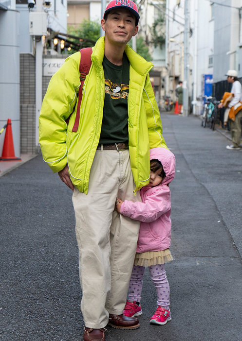 ダウンジャケット＝ダイム　Tシャツ＝アンチヒーロー　パンツ＝ポロ ラルフ ローレン　シューズ＝ティンバーランド　帽子＝ポロ ラルフ ローレン　バッグ＝カーハート　腕時計＝レグノ