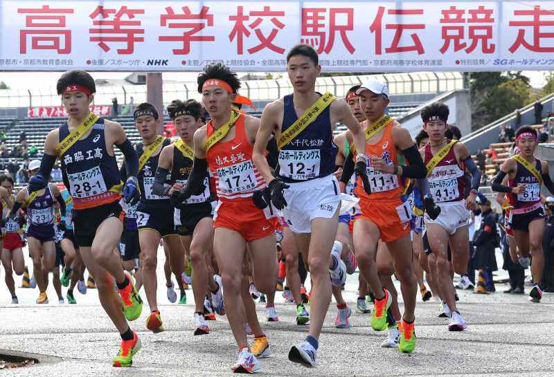 スタートし競技場を出る男子の選手たち。八千代松陰の鈴木琉胤（中央右）は１区の日本選手最高記録を更新した＝たけびしスタジアム京都で2024年12月22日、長澤凜太郎撮影