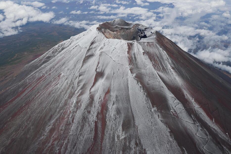 11月6日、積雪した富士山。翌7日に最も遅い初冠雪が発表された