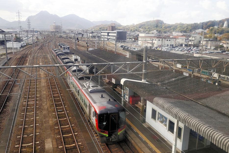 多くの列車が行き交うJR多度津駅（香川県多度津町で）