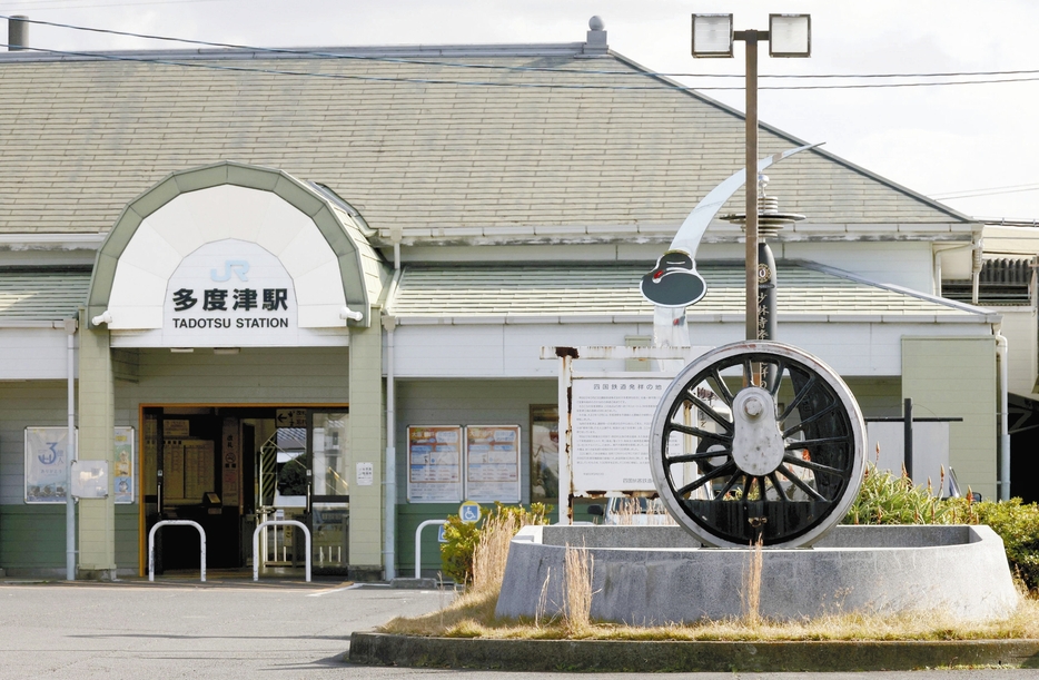 駅前に置かれた蒸気機関車の車輪