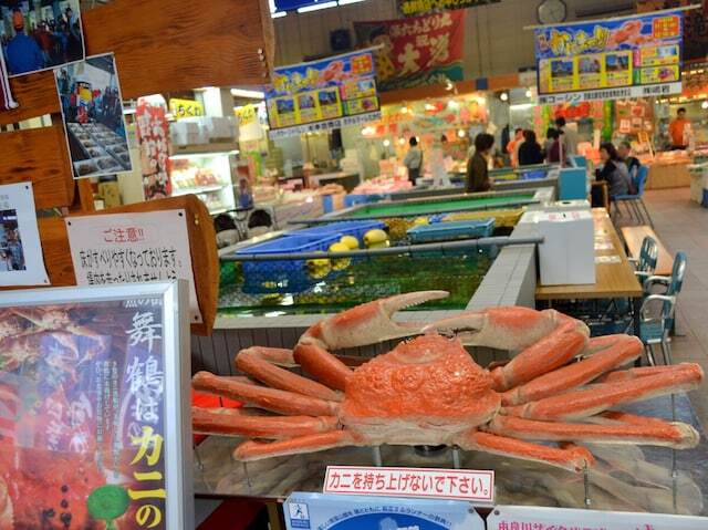 「道の駅 舞鶴港とれとれセンター」には日本海側最大級の海鮮市場があり、舞鶴かにをはじめ旬の魚が一堂にそろう