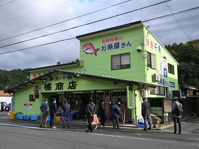 京丹後市にある魚屋「橘商店」は旅行客に人気の土産スポット