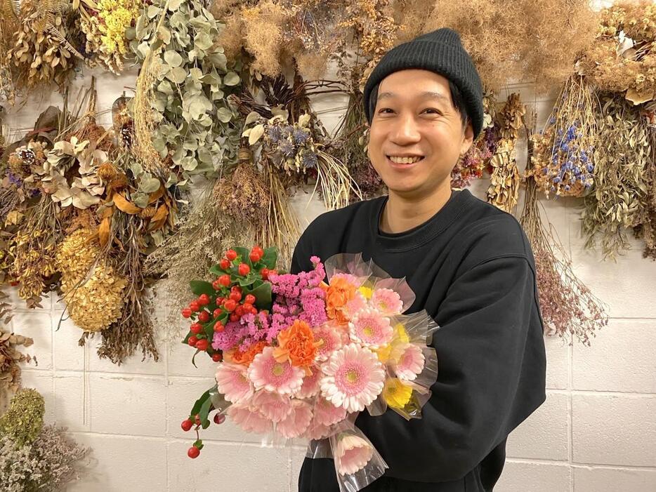 新鮮な切り花が定期的に届く。写真はフラワーギフトショップユーの宮原さん