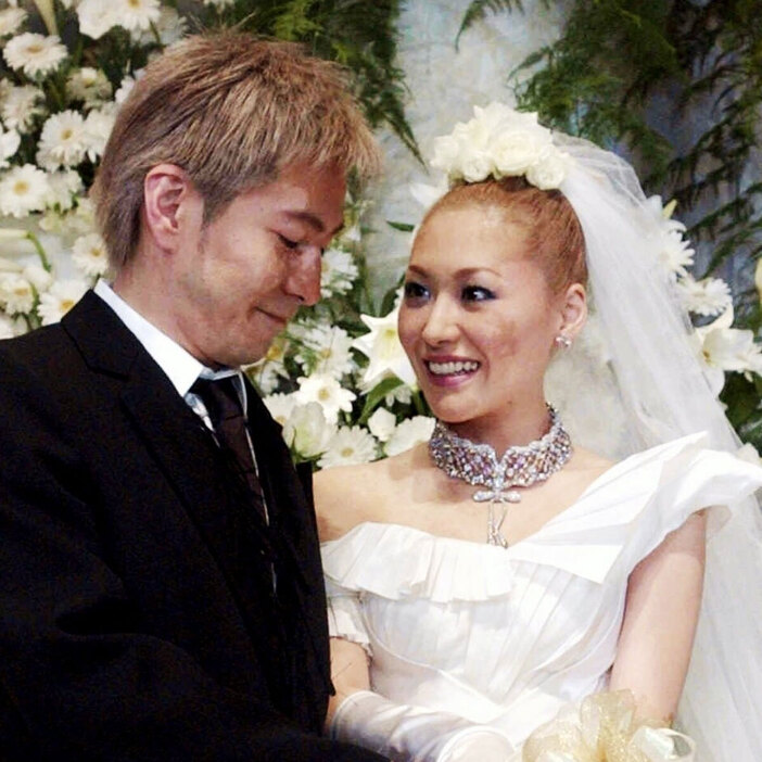 結婚時のKEIKOと小室哲哉（写真・時事通信）