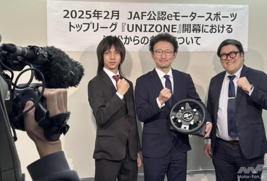 UNIZONE参戦を発表した「遠州ハママツモータース」。瀬田さんを囲んで、尾田結都選手（左）と山岸真智代表