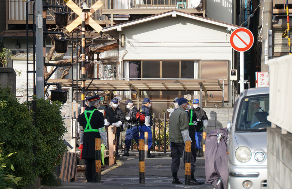 高野修さんが電車にはねられ死亡した東武東上線の踏切を現場検証する警視庁の捜査員＝２０２３年１２月２７日、東京都板橋区