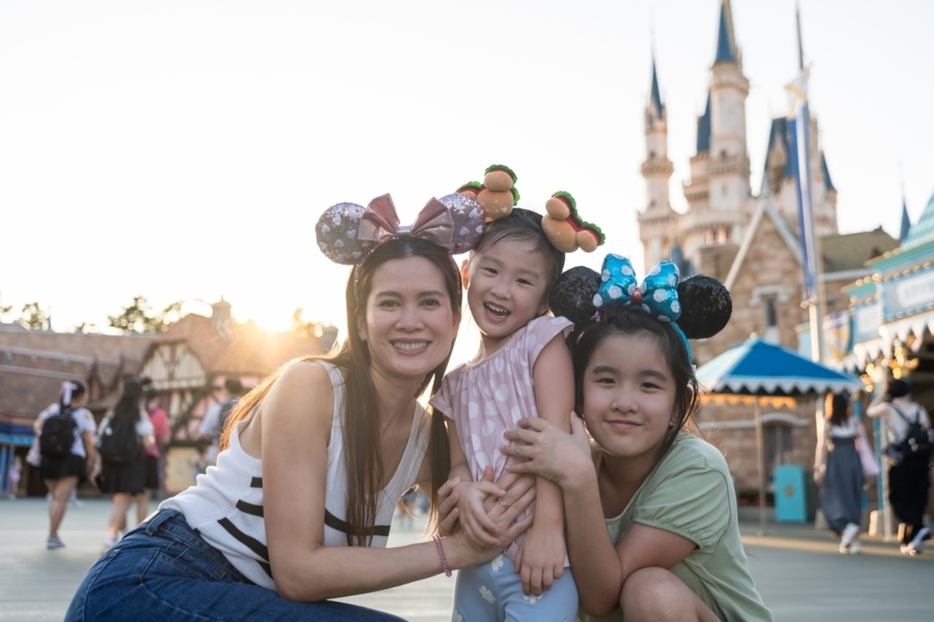 母が今度孫を連れて「東京ディズニーランド」に行くと喜んでいます。今は「スマホ」と「クレカ」が必須と聞きましたが、「らくらくホン」しか持っていない祖母は大丈夫でしょうか…？