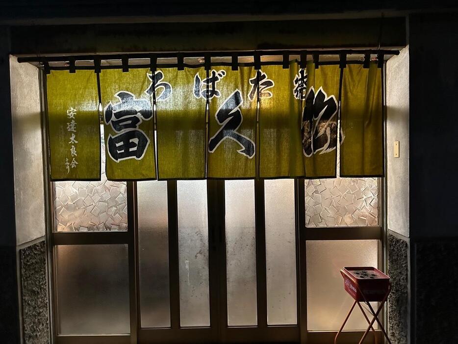 小道にお店の明かりが透けてくる