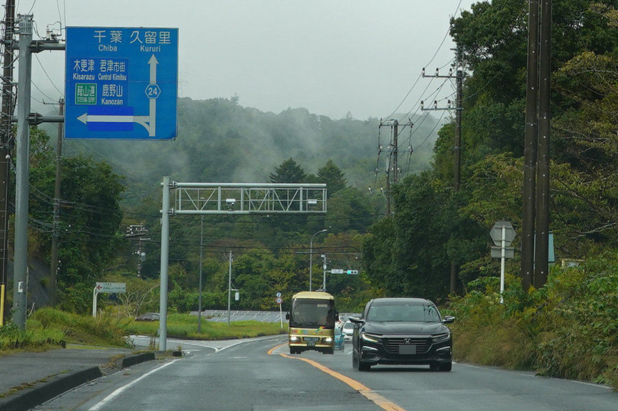 2019年無料化の房総スカイラインの鴨川側入口、君津市笹。左が旧房総スカイライン有料区間。君津IC方面と鴨川方面を結ぶルートとして今も重宝されている（乗りものニュース編集部撮影）。