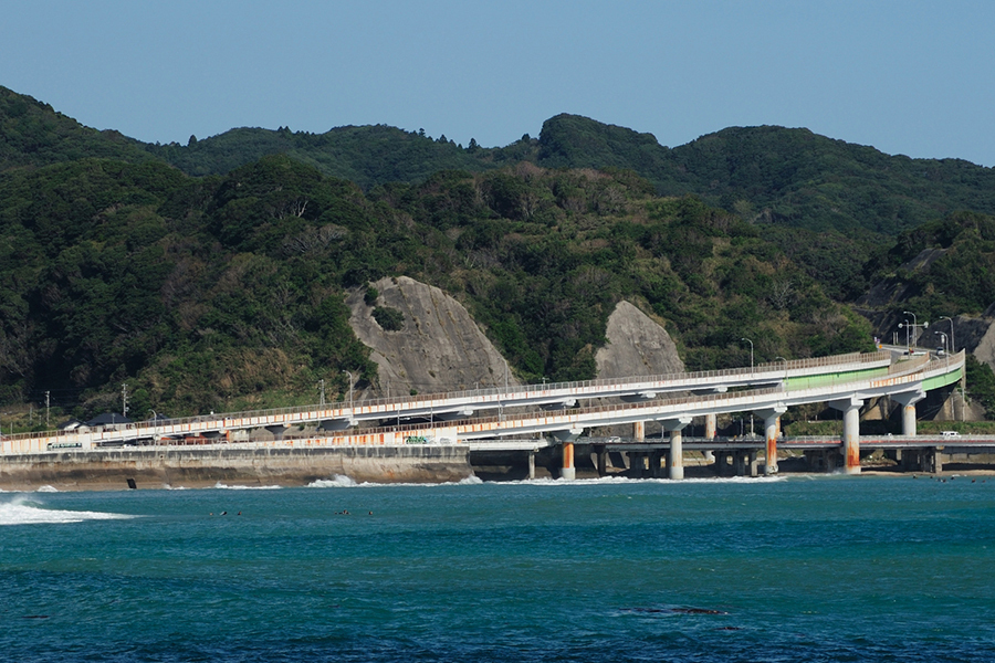 中央の高架が勝浦バイパス。海沿いから分岐して山側へ通じる（画像：PIXTA）。