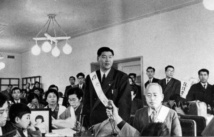 1956年3月、藤居平一さん（中央）を代表に初めての国会請願をした原爆被害者たち。手前左端が阿部さん