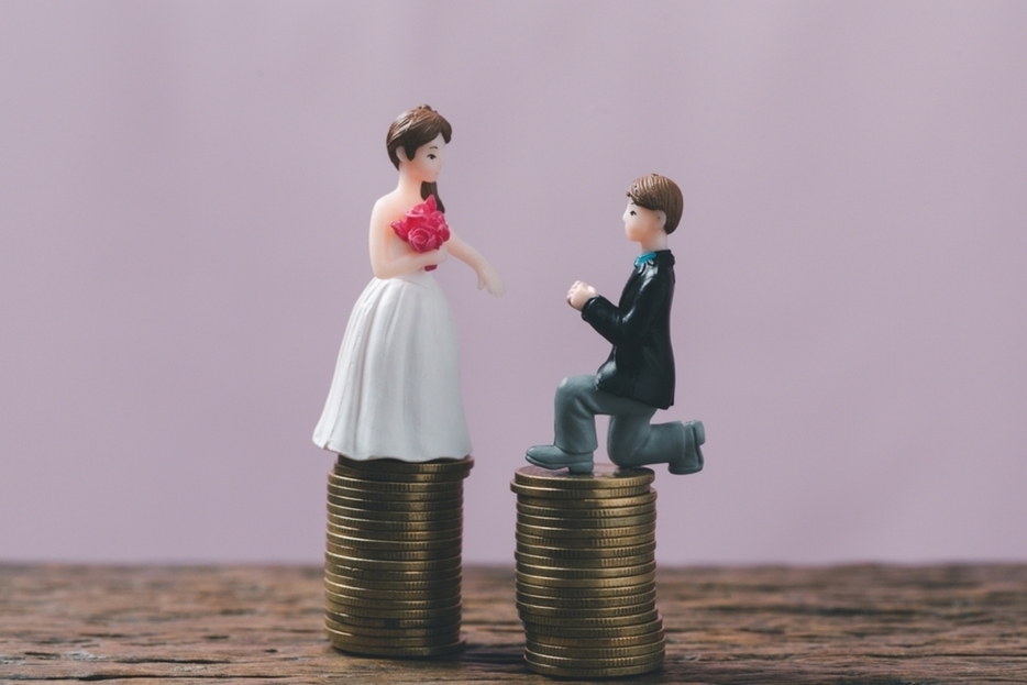 娘の「結婚式費用」として50万円援助の予定です。向こうの両親は「100万円」らしいのですが、相手に金額を合わせるべきでしょうか？ 正直あまり余裕がありません…