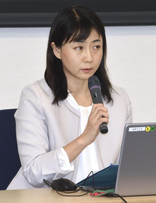 2024年度新聞協会賞の受賞者講演会で語る中日新聞社の細川暁子さん＝1日午後、横浜市