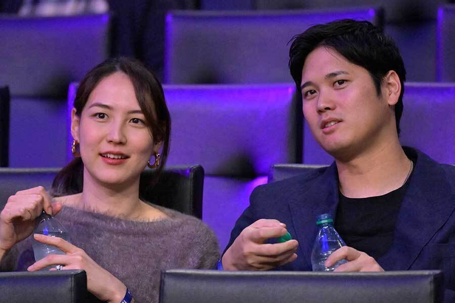 ドジャースの大谷翔平と真美子夫人（左）【写真：ロイター】