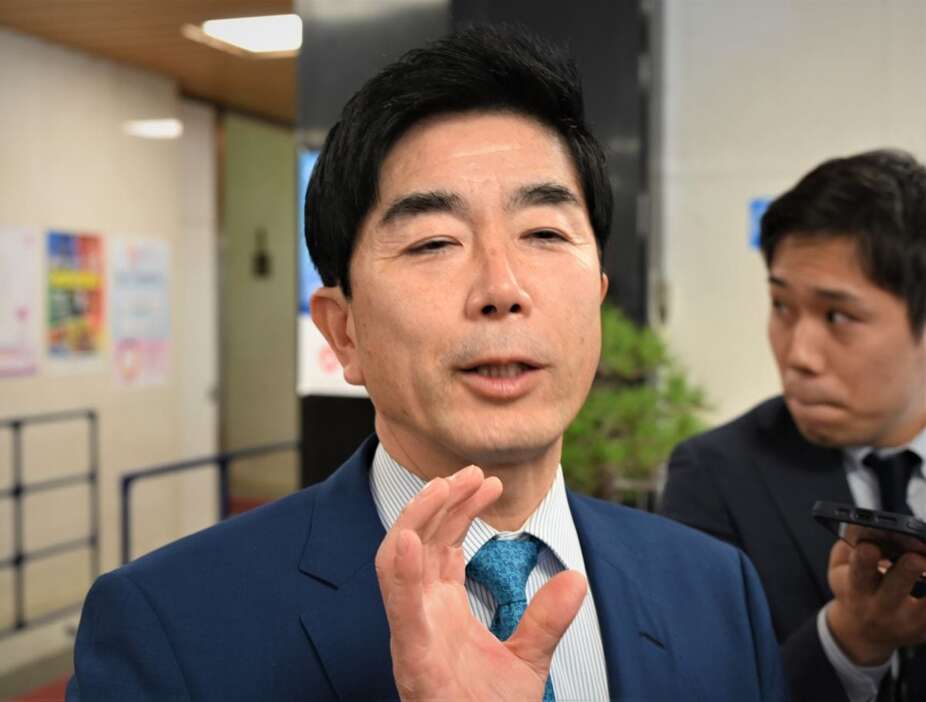 記者団の取材に応じる自民党の牧原秀樹前法相＝8日午後、党本部（奥原慎平撮影）