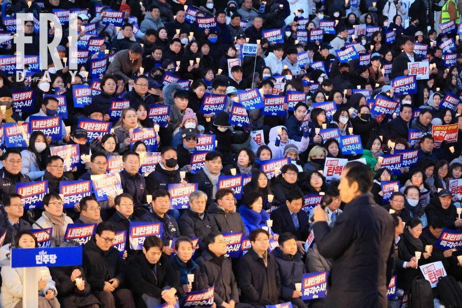 多くの支持者等が国会前の階段に集まり、共に民主党の集会に参加した