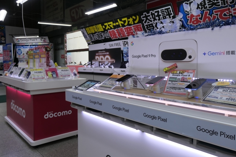 ヨドバシカメラ新宿西口本店のスマートフォン館には新品が並ぶ。中古スマホの有無を聞かれることもあるという