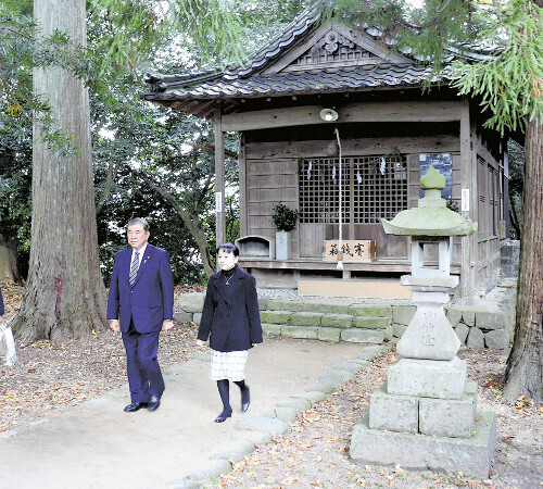 和多理神社を参拝した石破首相と佳子夫人（１日、鳥取県八頭町で）