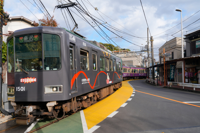 「台湾ランタンフェスティバル」をＰＲする江ノ電のラッピング車両＝１２日、神奈川県藤沢市