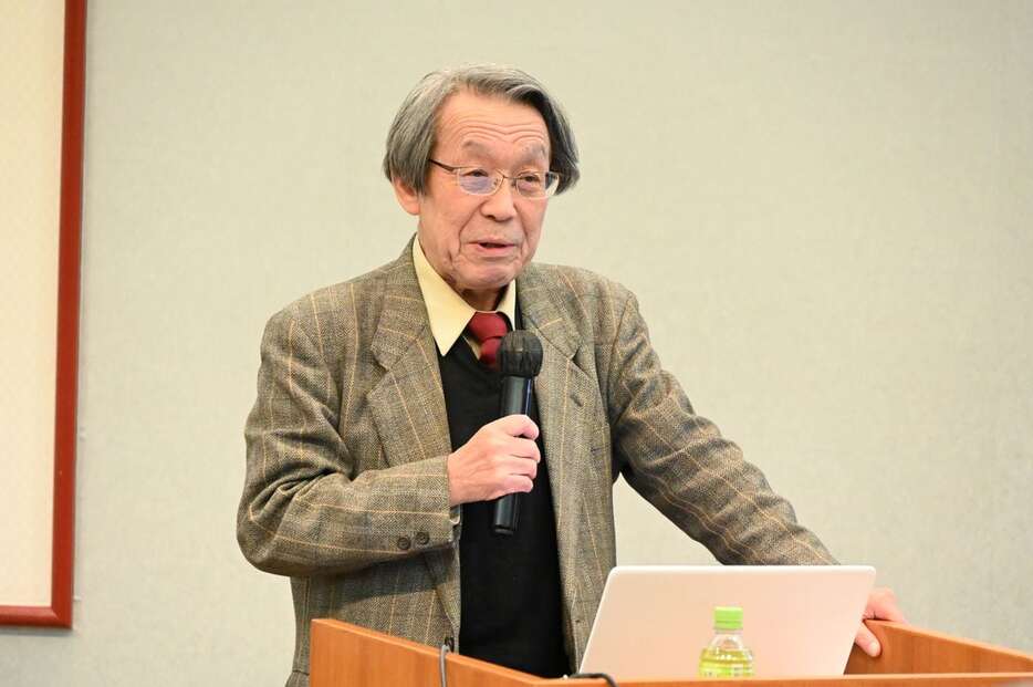 講演する歴史学者の笠谷和比古氏＝15日午後、東京都文京区（奥原慎平撮影）