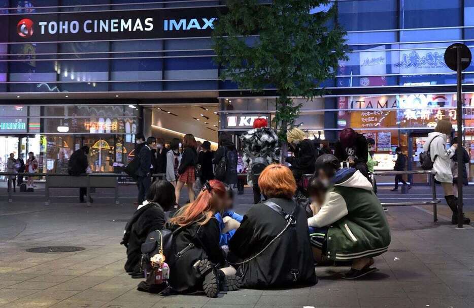 東京・歌舞伎町の「トー横」周辺に集まる少年少女ら