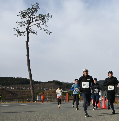 奇跡の一本松のそばを走り、被災地の様子も実感した