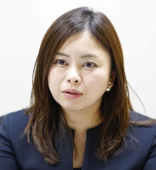 インタビューに答える金子春菜弁護士