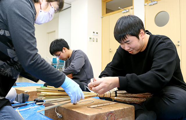 庄内総合高の生徒が地元の伝統工芸品作りに挑戦した制作体験＝庄内町・同校