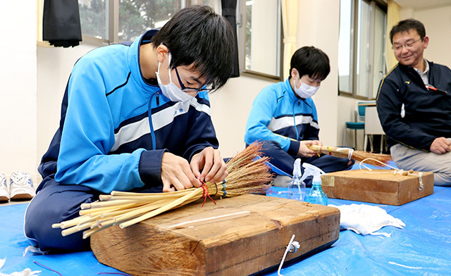 庄内総合高の生徒が地元の伝統工芸品作りに挑戦した制作体験＝庄内町・同校