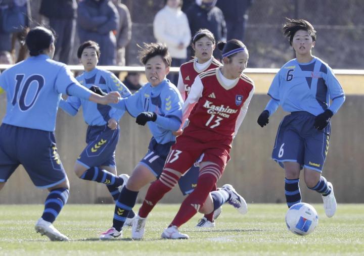 【鹿島学園―松山東雲】前半、相手にプレッシャーをかける松山東雲・岡田（11）ら＝五色台運動公園