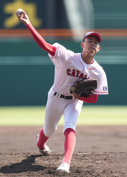 夏の甲子園の岡山学芸館戦で力投する聖カタリナ学園・有馬（2024年8月撮影）