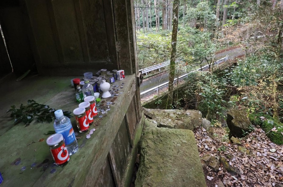 丘の上にある神殿には、カップ酒などが奉納されていた