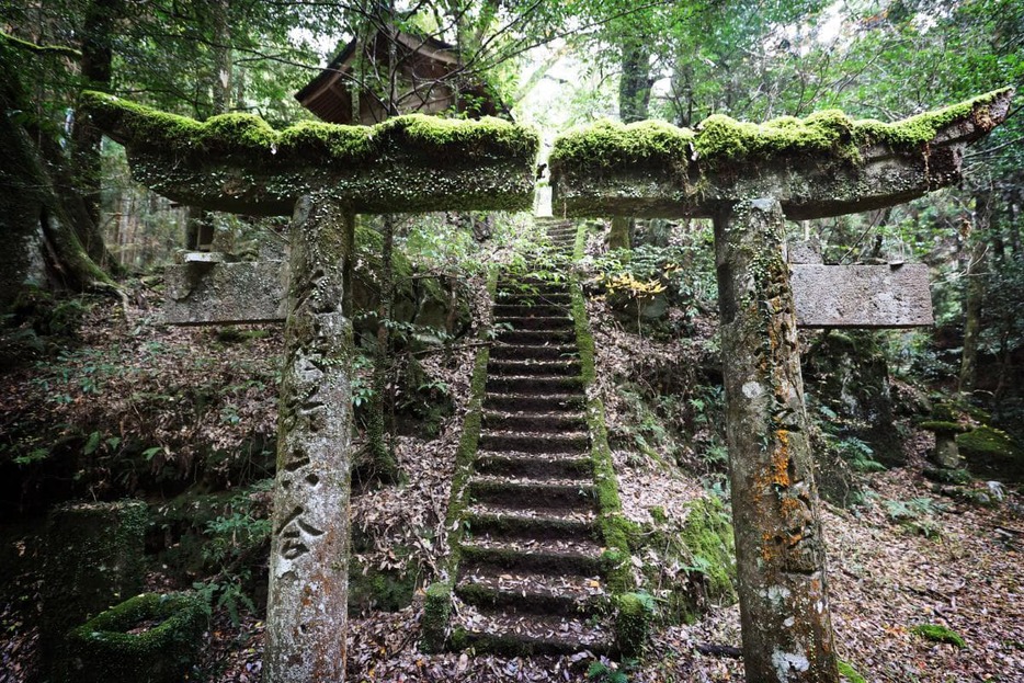 中央部が割れた状態で立ち続ける伊勢神社の鳥居