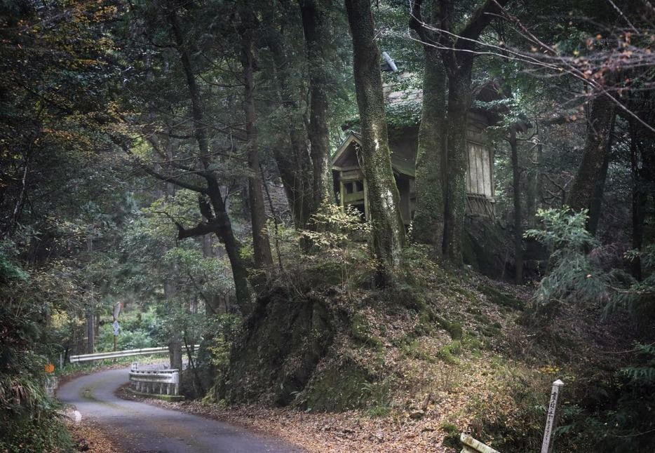 山深い場所に立つ伊勢神社