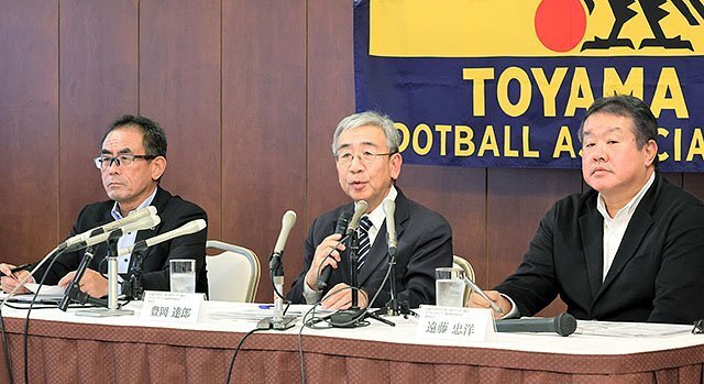 サッカースタジアム建設計画について説明する県サッカー協会＝富山電気ビルディング