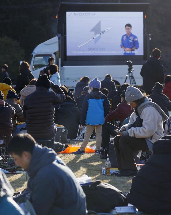 見学場で「カイロス」2号機の打ち上げを待つ人たち＝14日午前8時22分、和歌山県串本町