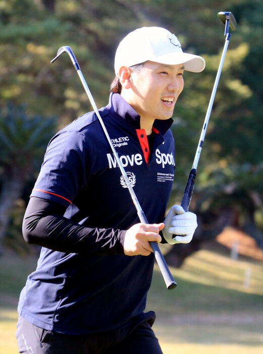 笑顔でプレーするソフトバンク・石川柊太（カメラ・田中昌宏）