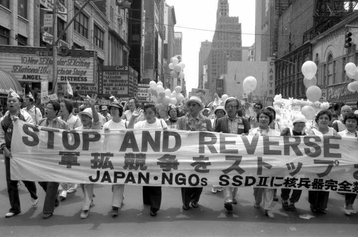 1982年6月、第2回国連軍縮特別総会に合わせ、米ニューヨークで反核を訴えてデモ行進する日本の代表団