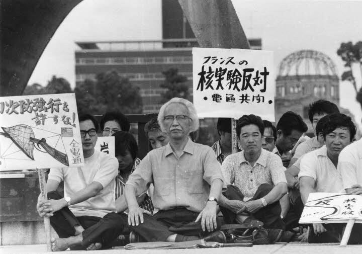 1973年7月20日、フランスの核実験に抗議し、原爆慰霊碑前に座り込む森滝市郎さん（前列左から2人目）